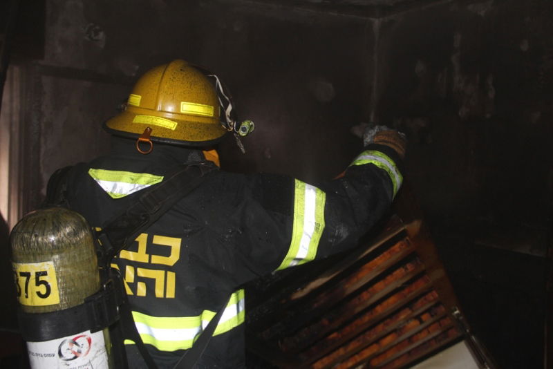 צפו: הבית נשרף, תמונת הרב לא נפגעה