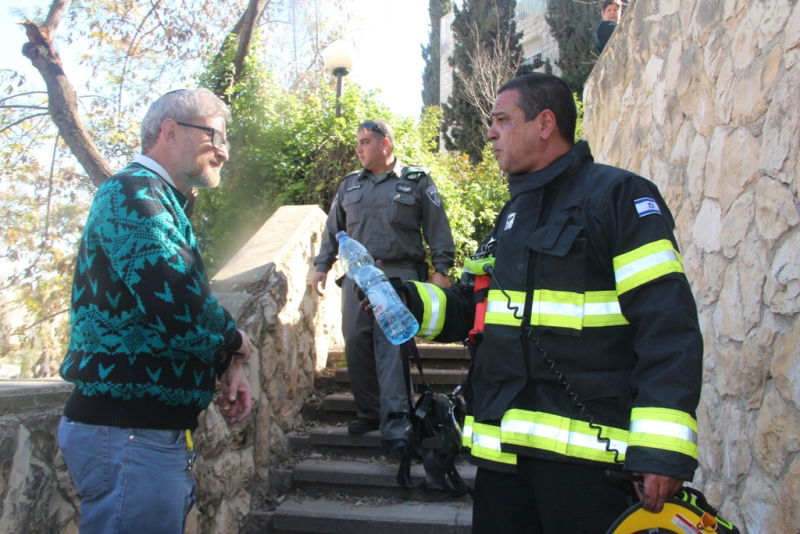 צפו: הבית נשרף, תמונת הרב לא נפגעה