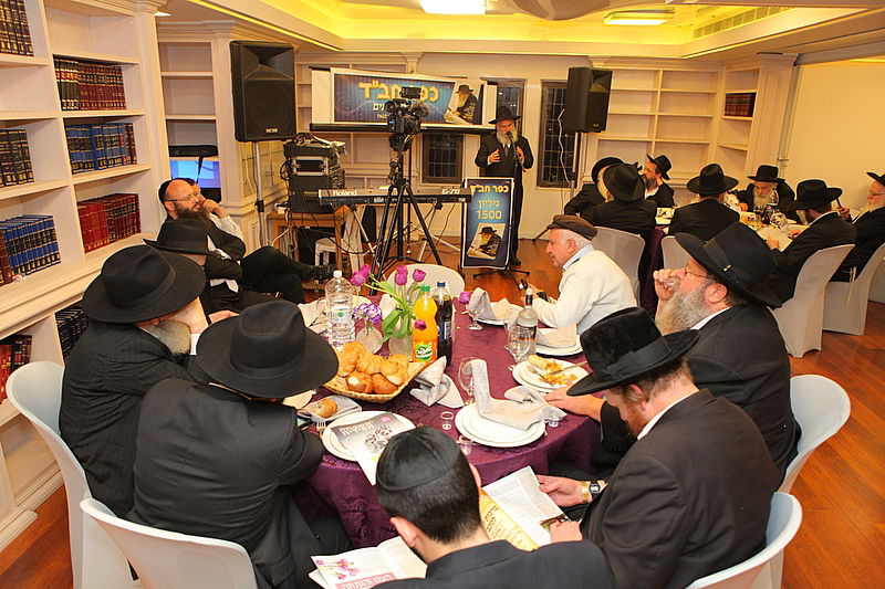 צפו: השבועון של חב"ד חגג את הגליון ה-1500