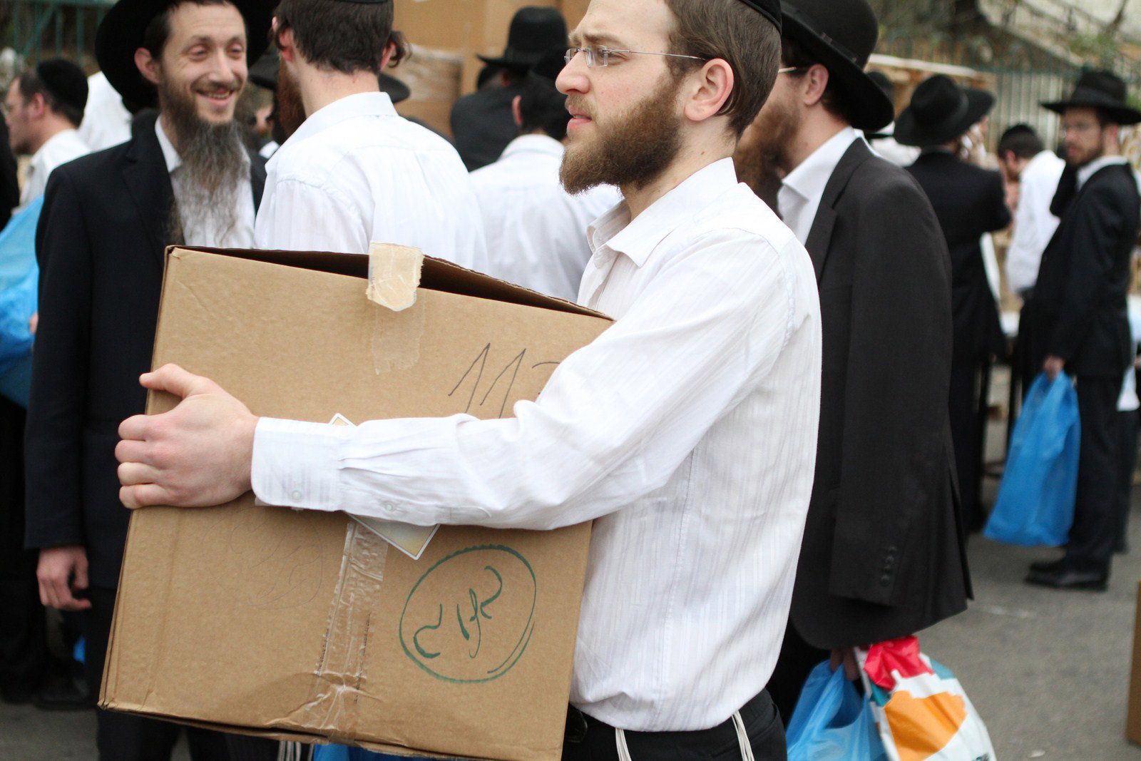 צפו בגלריה: 8 טון מצות חולקו לאברכים בפוניבז'