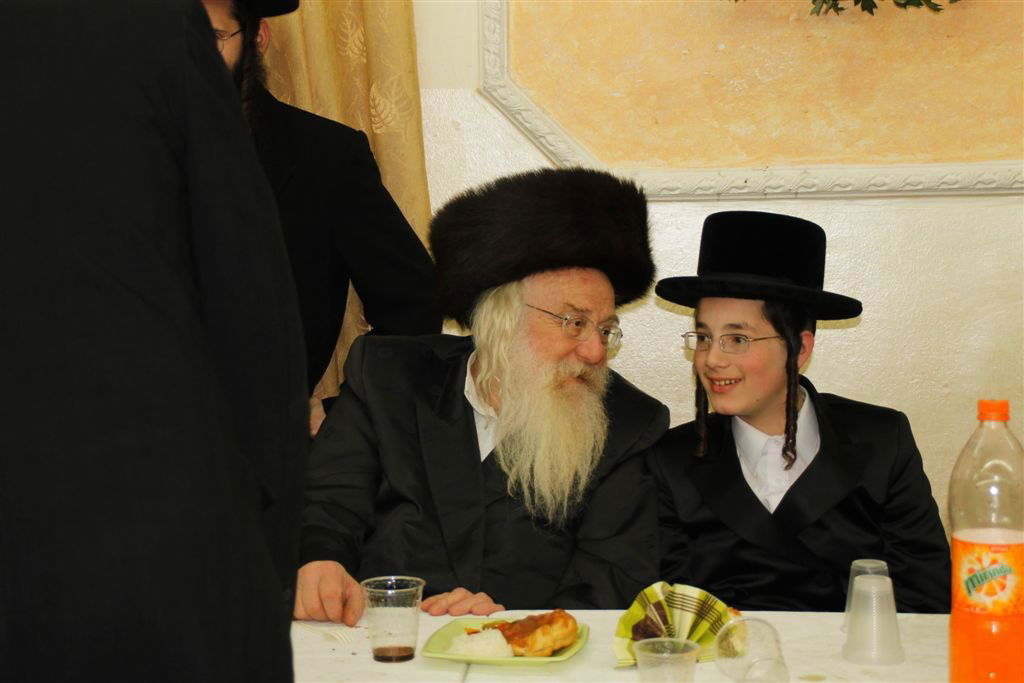 צפו: בר מצווה בחסידות קאמרנא