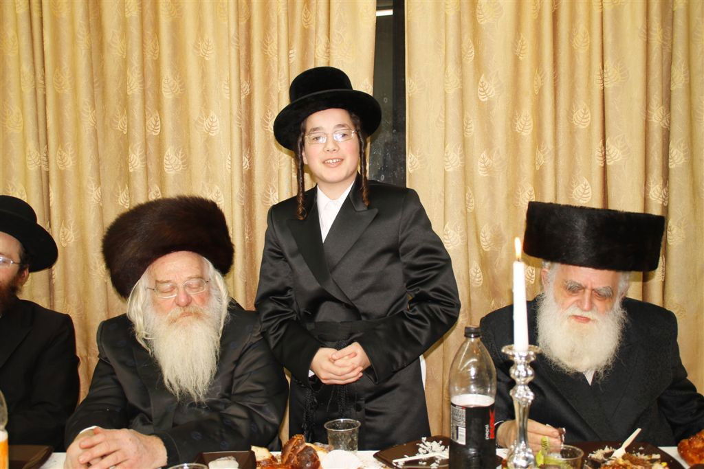 צפו: בר מצווה בחסידות קאמרנא