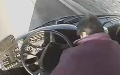 צפו בוידאו: נהג האוטובוס התעלף, הנוסעות לקחו את השליטה