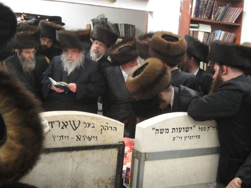 תיעוד: האדמו"ר מבעלזא בציון חמיו האדמו"ר מויז'ניץ