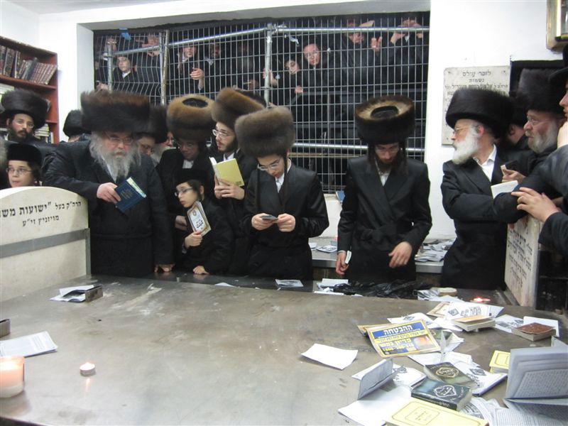 תיעוד: האדמו"ר מבעלזא בציון חמיו האדמו"ר מויז'ניץ