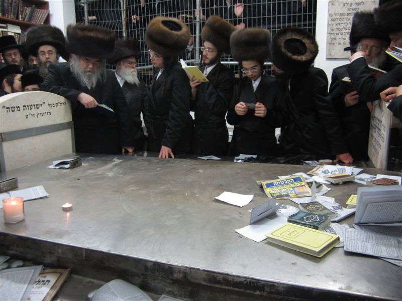 תיעוד: האדמו"ר מבעלזא בציון חמיו האדמו"ר מויז'ניץ