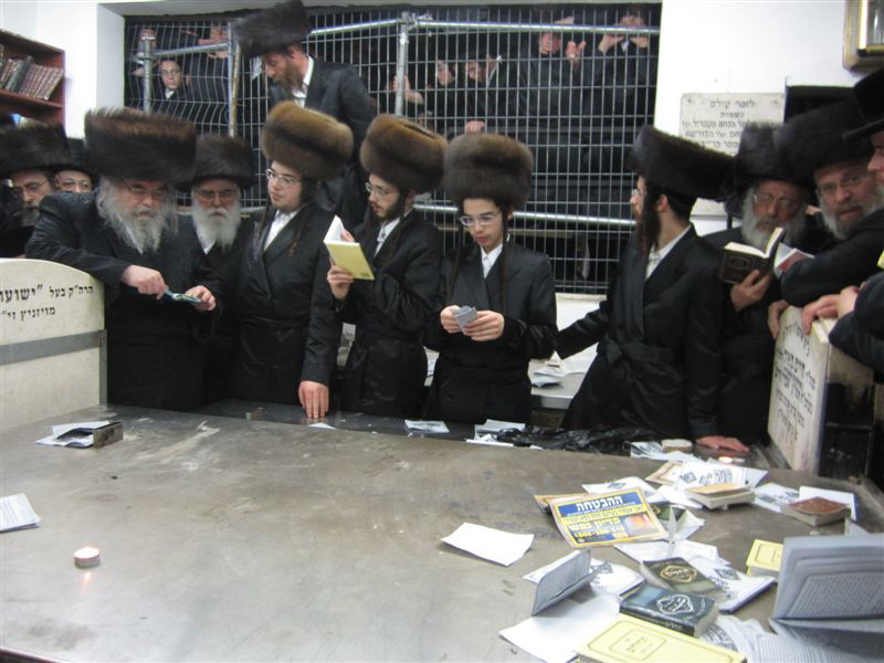 תיעוד: האדמו"ר מבעלזא בציון חמיו האדמו"ר מויז'ניץ