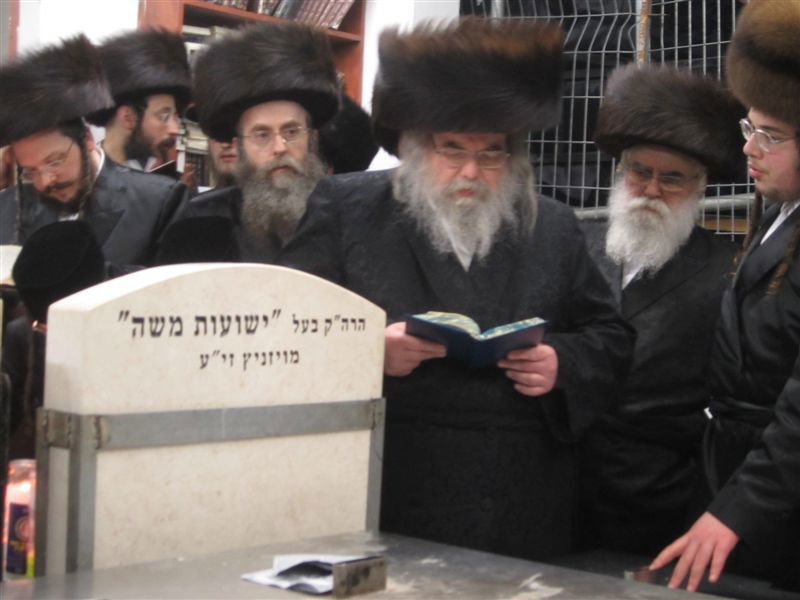 תיעוד: האדמו"ר מבעלזא בציון חמיו האדמו"ר מויז'ניץ