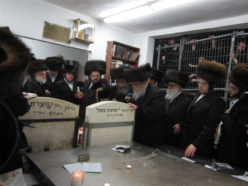 תיעוד: האדמו"ר מבעלזא בציון חמיו האדמו"ר מויז'ניץ