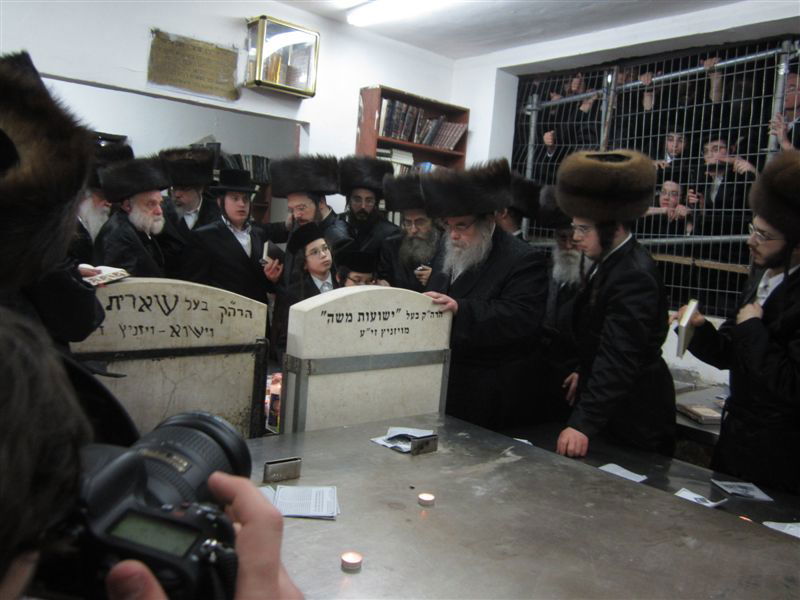 תיעוד: האדמו"ר מבעלזא בציון חמיו האדמו"ר מויז'ניץ