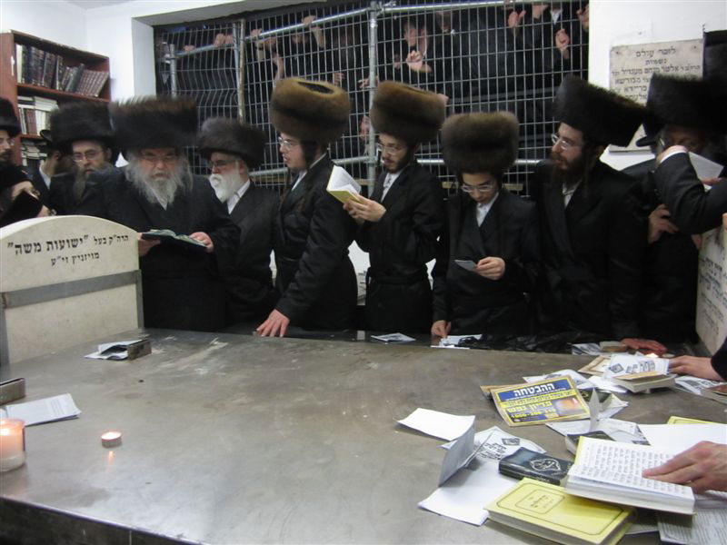 תיעוד: האדמו"ר מבעלזא בציון חמיו האדמו"ר מויז'ניץ