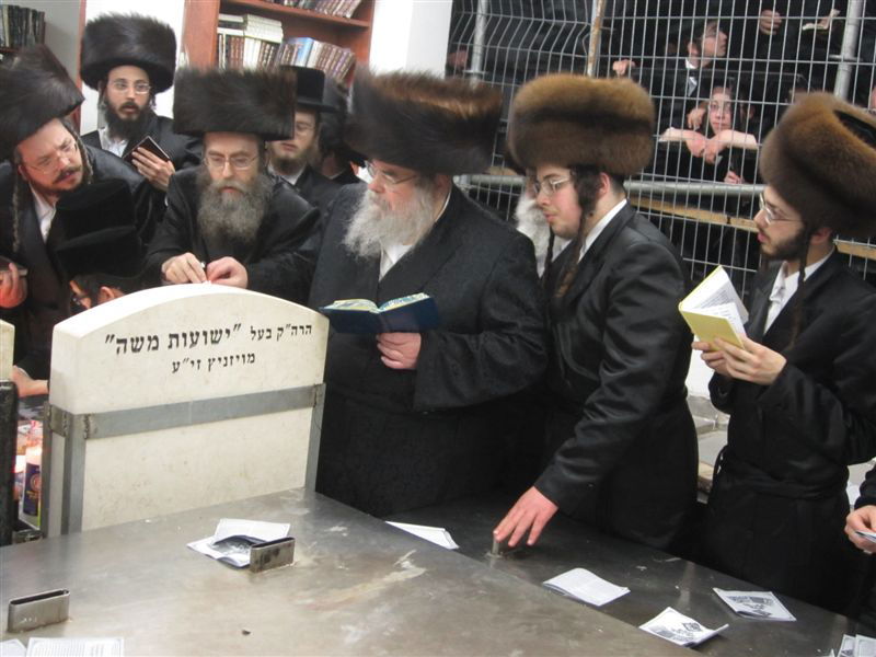 תיעוד: האדמו"ר מבעלזא בציון חמיו האדמו"ר מויז'ניץ