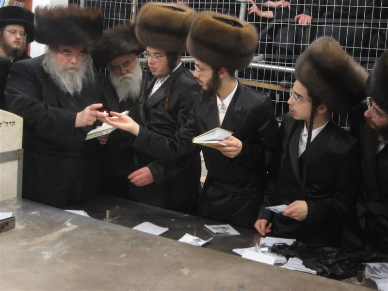 תיעוד: האדמו"ר מבעלזא בציון חמיו האדמו"ר מויז'ניץ