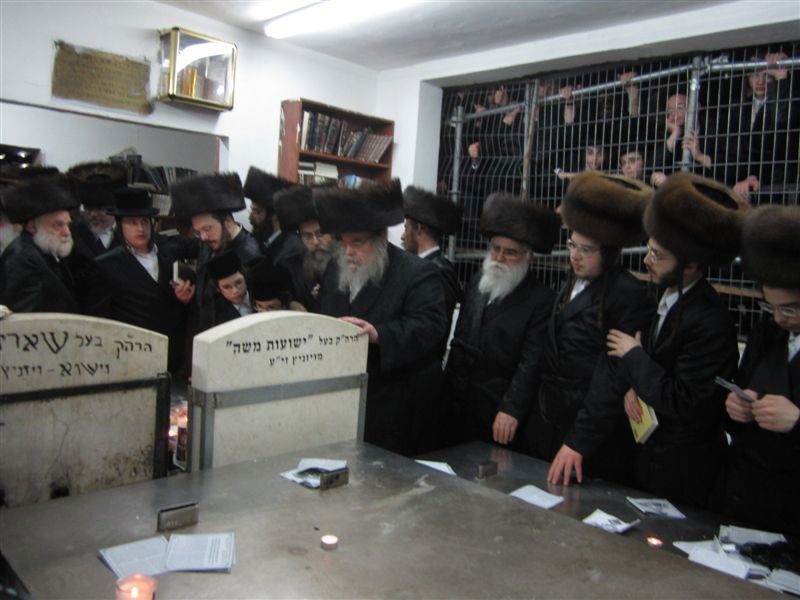 תיעוד: האדמו"ר מבעלזא בציון חמיו האדמו"ר מויז'ניץ