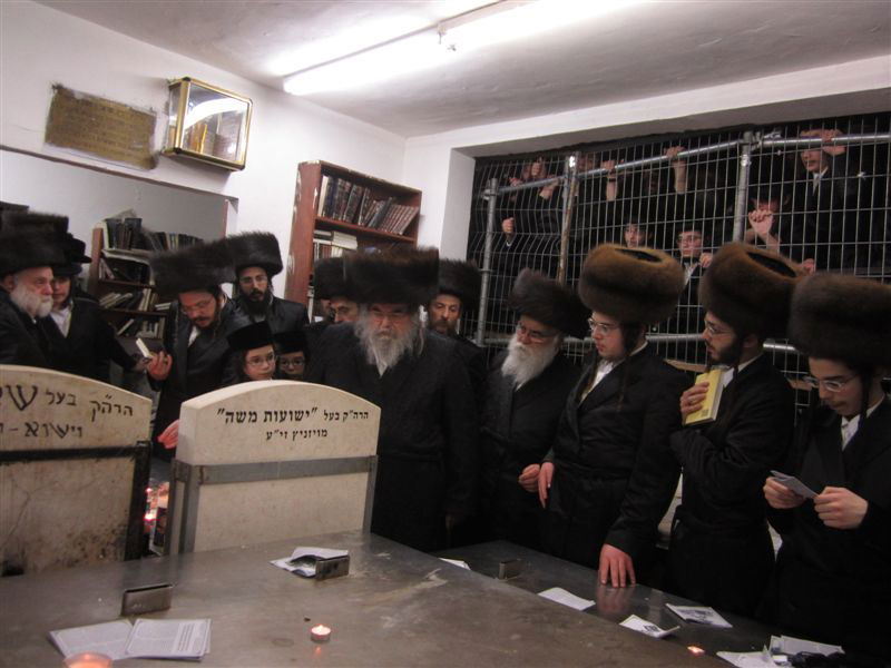 תיעוד: האדמו"ר מבעלזא בציון חמיו האדמו"ר מויז'ניץ