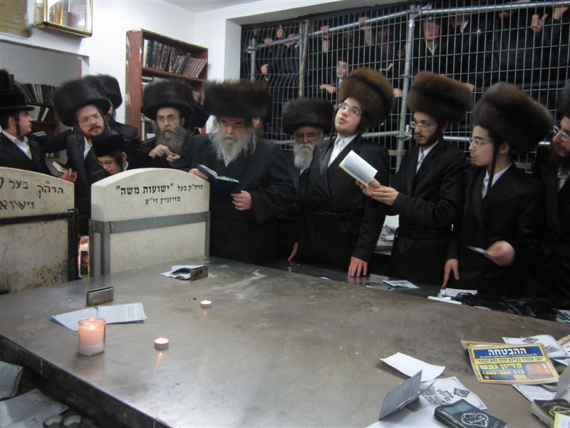 תיעוד: האדמו"ר מבעלזא בציון חמיו האדמו"ר מויז'ניץ