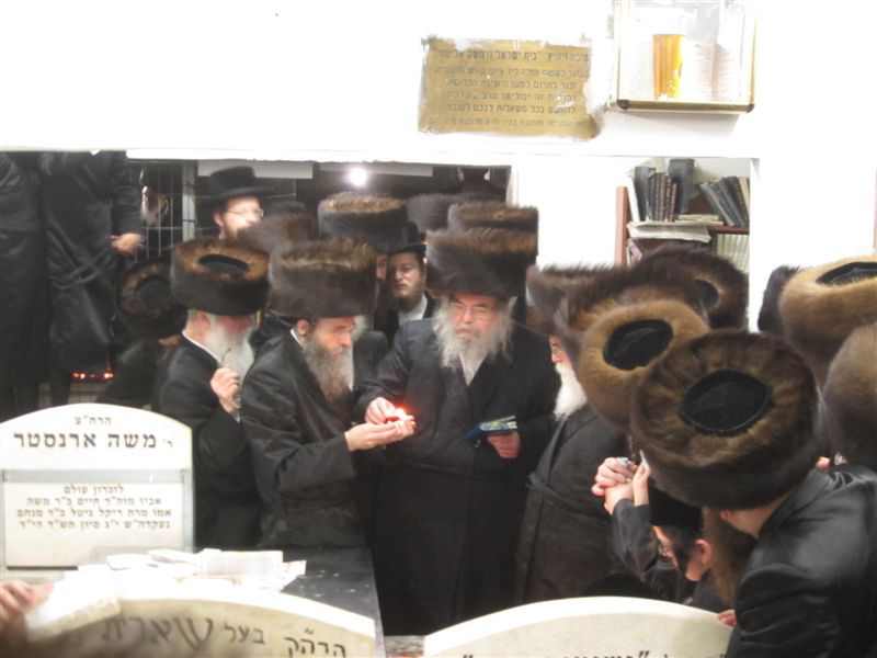 תיעוד: האדמו"ר מבעלזא בציון חמיו האדמו"ר מויז'ניץ