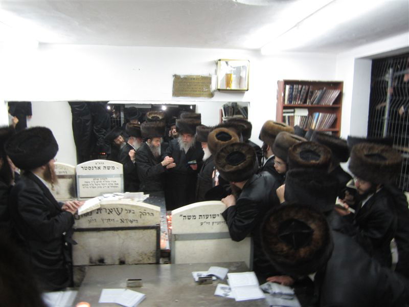 תיעוד: האדמו"ר מבעלזא בציון חמיו האדמו"ר מויז'ניץ