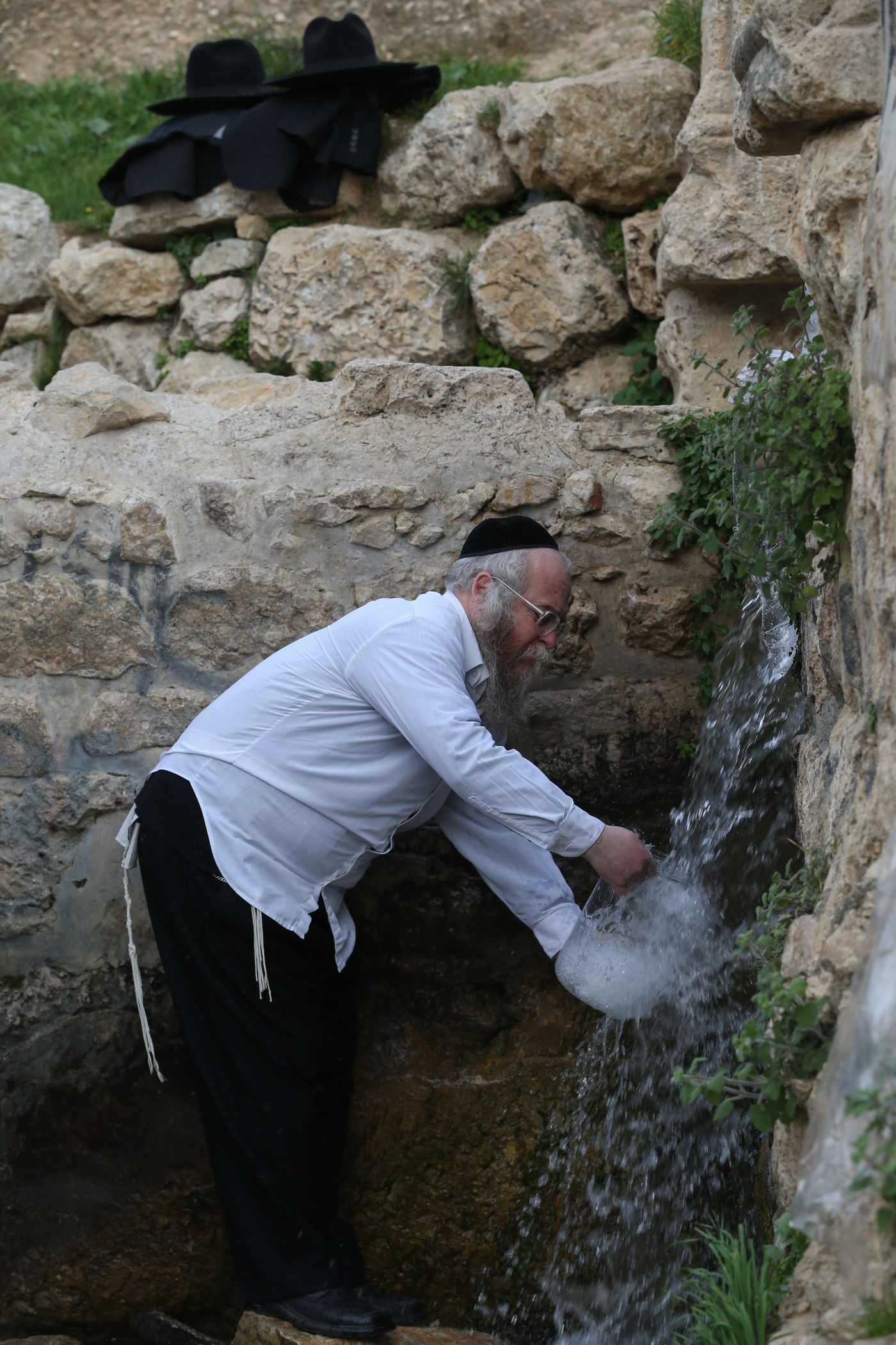 תיעוד מיוחד: שאיבת "מים שלנו" לקראת חג הפסח