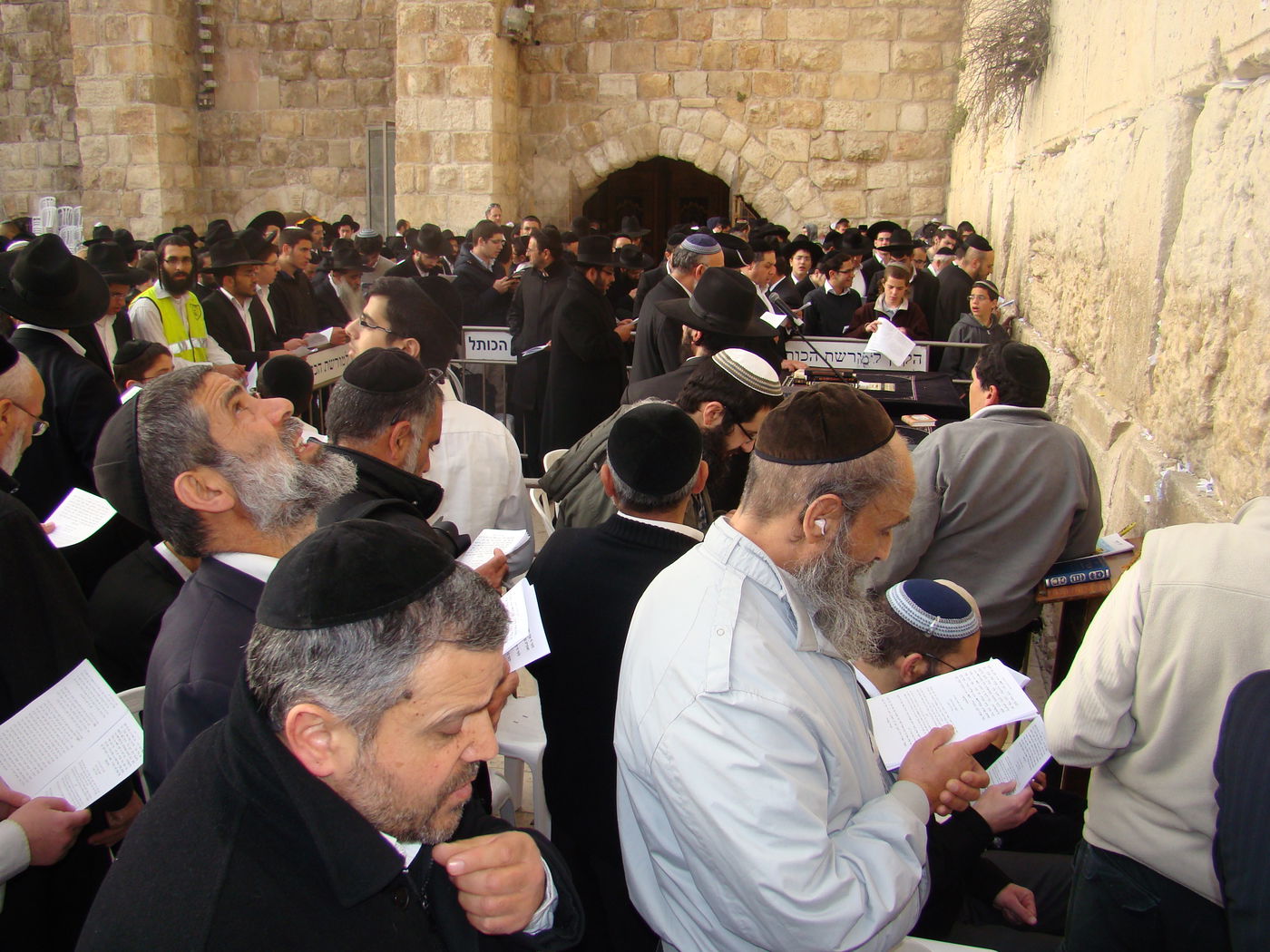 צפו: תפילה לרפואת הרב יוסף