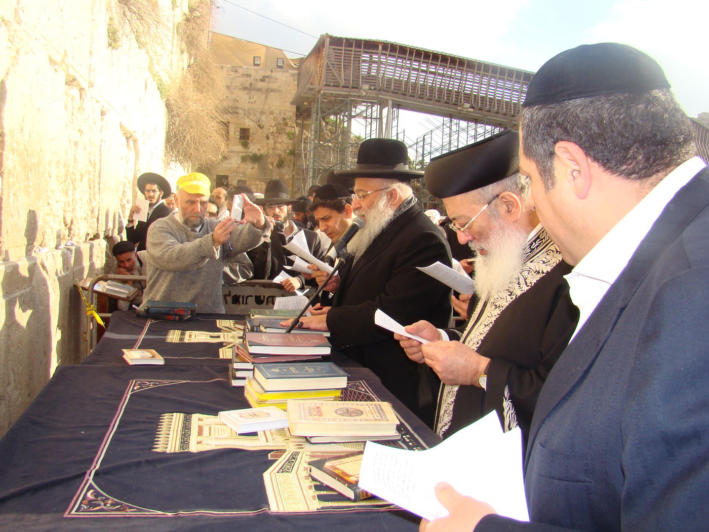 צפו: תפילה לרפואת הרב יוסף