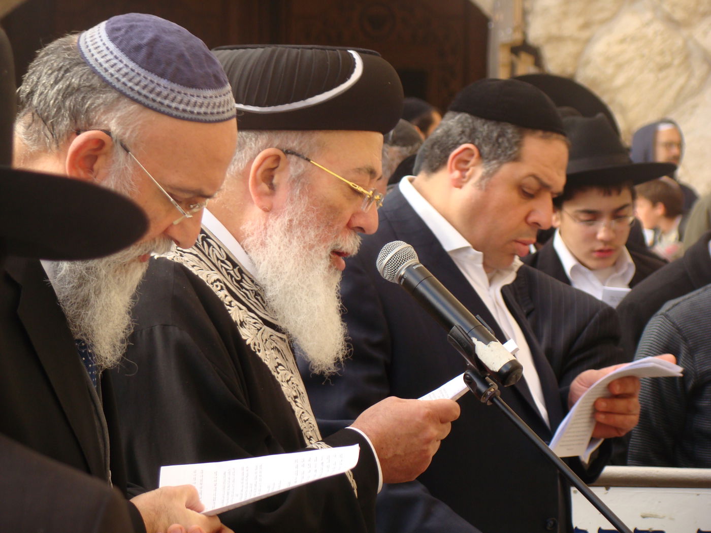 צפו: תפילה לרפואת הרב יוסף