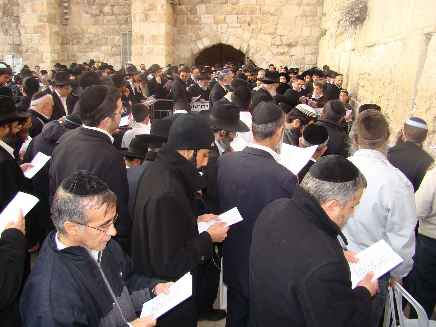 צפו: תפילה לרפואת הרב יוסף