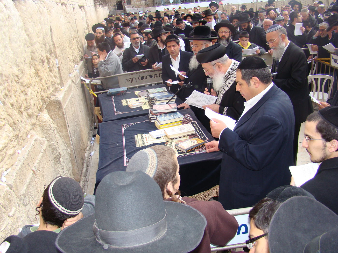 צפו: תפילה לרפואת הרב יוסף