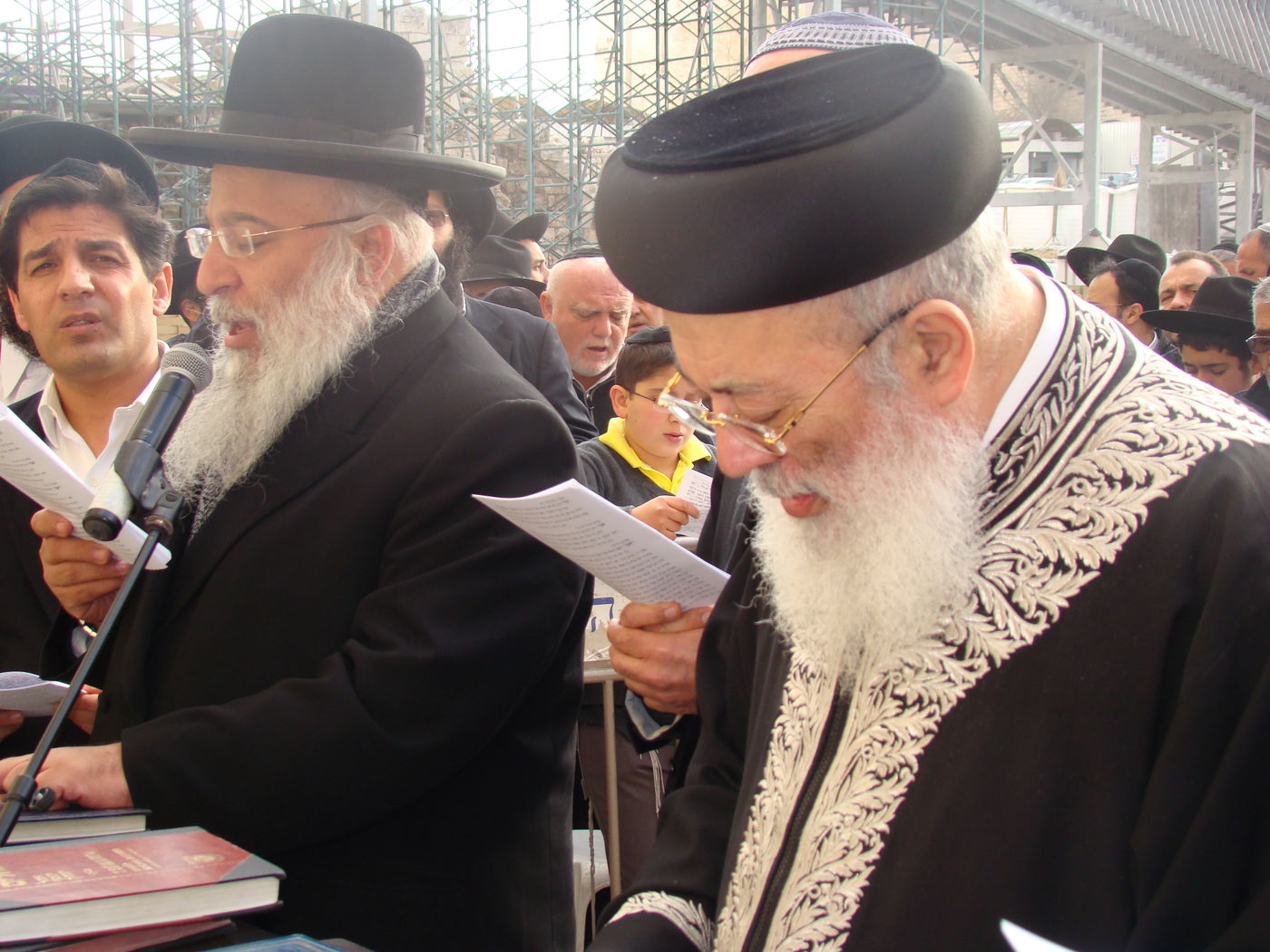 צפו: תפילה לרפואת הרב יוסף