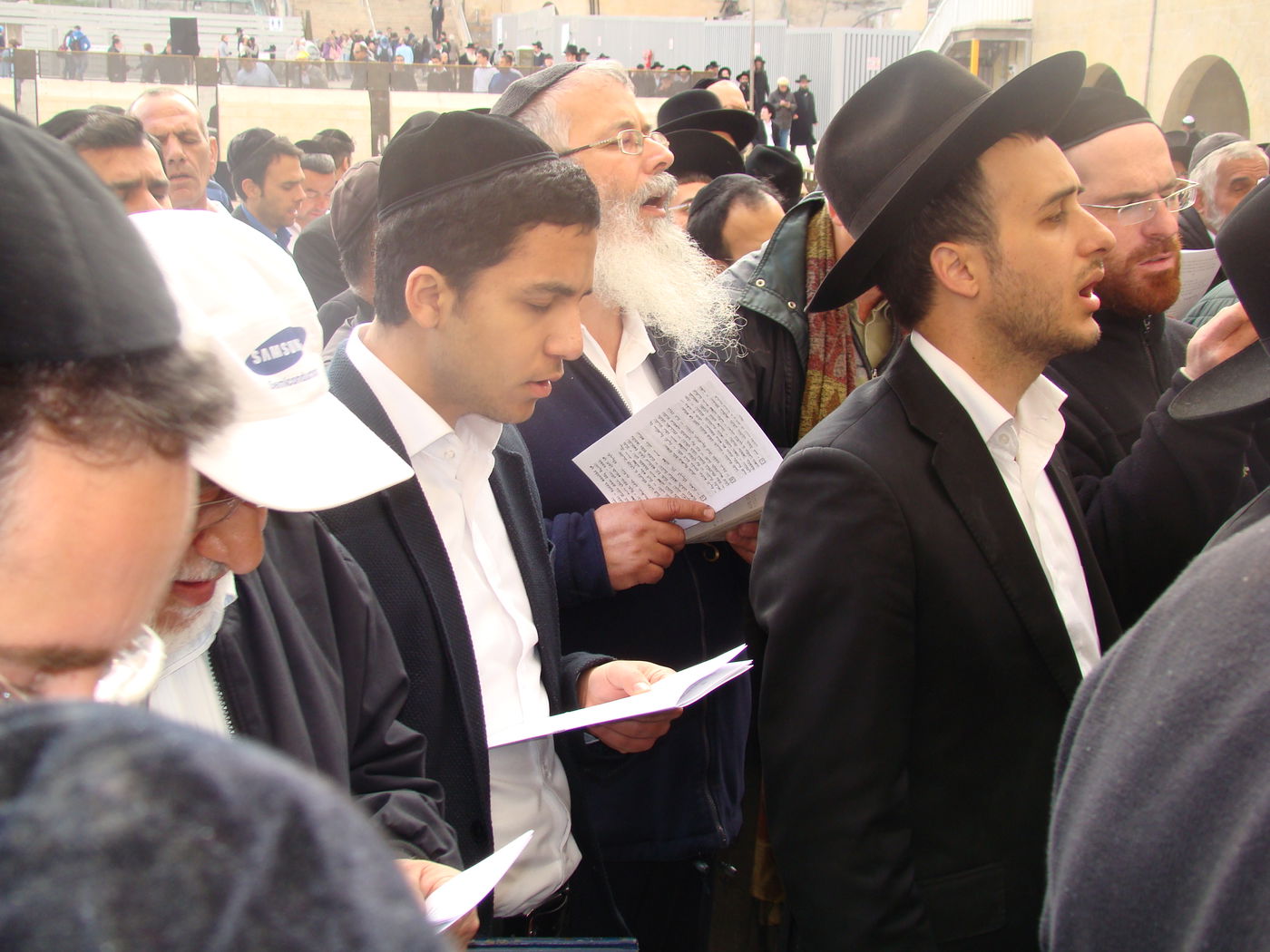 צפו: תפילה לרפואת הרב יוסף