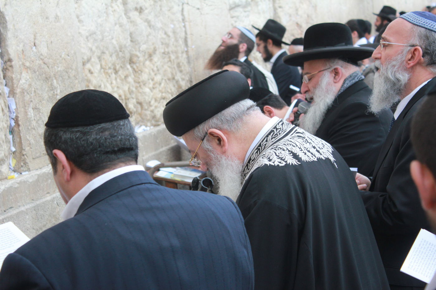 צפו: תפילה לרפואת הרב יוסף