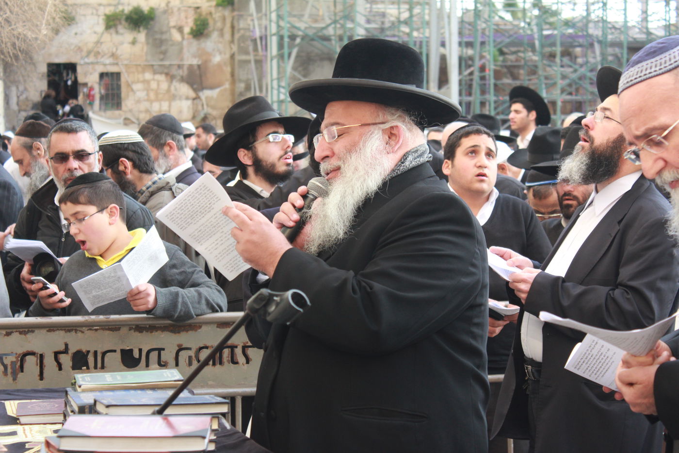 צפו: תפילה לרפואת הרב יוסף