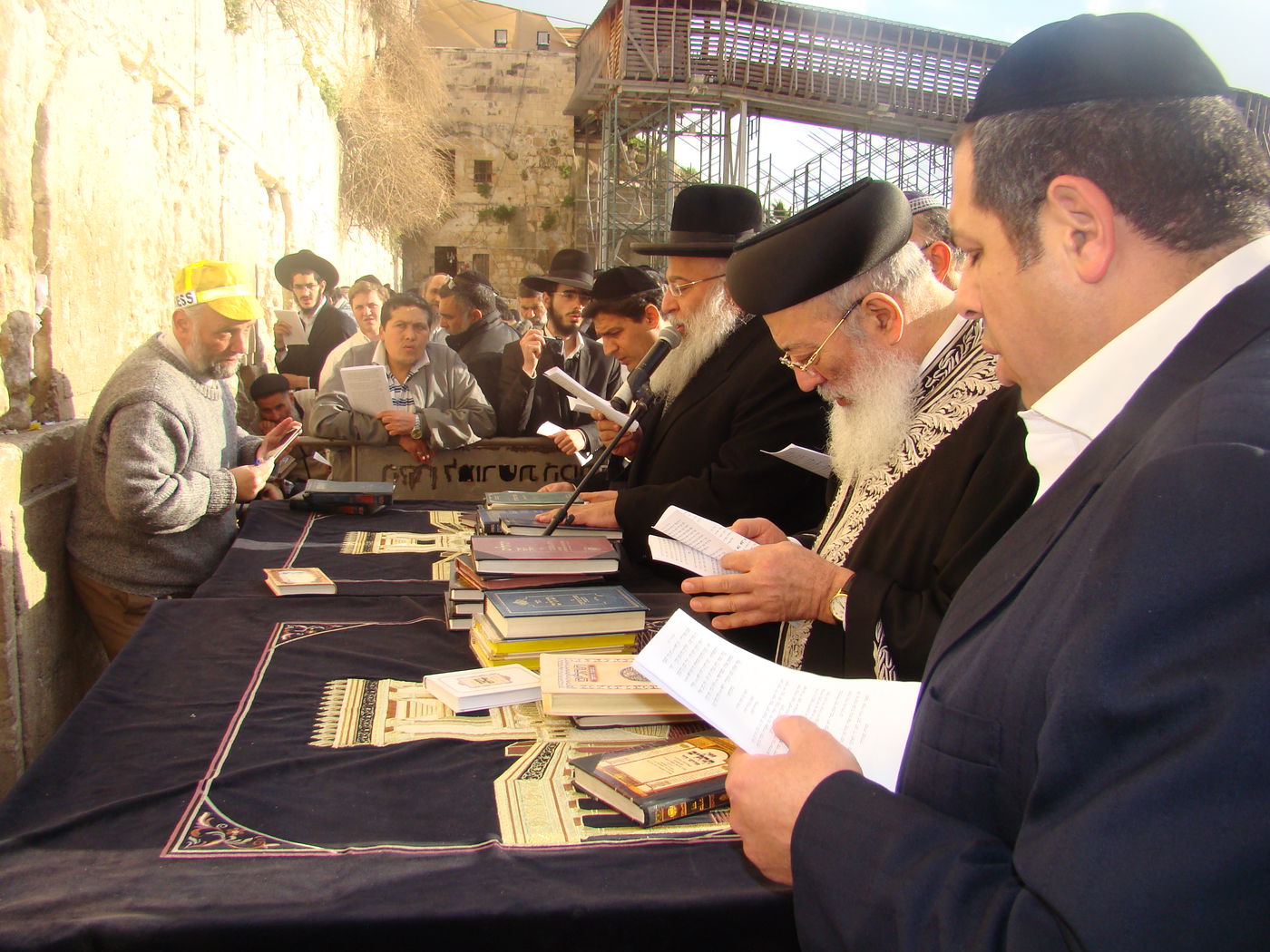 צפו: תפילה לרפואת הרב יוסף