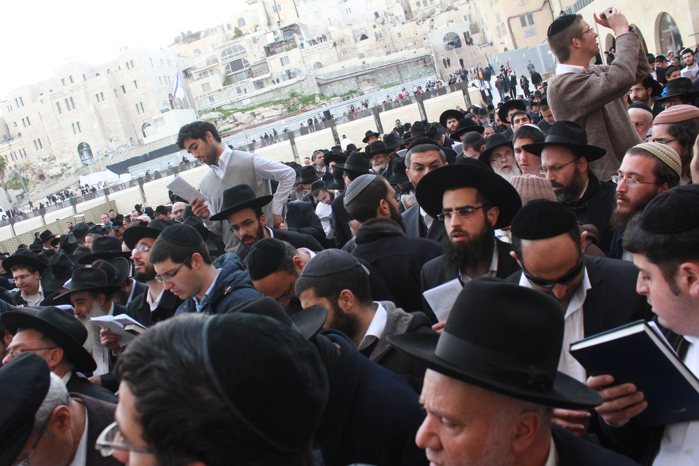 צפו: תפילה לרפואת הרב יוסף