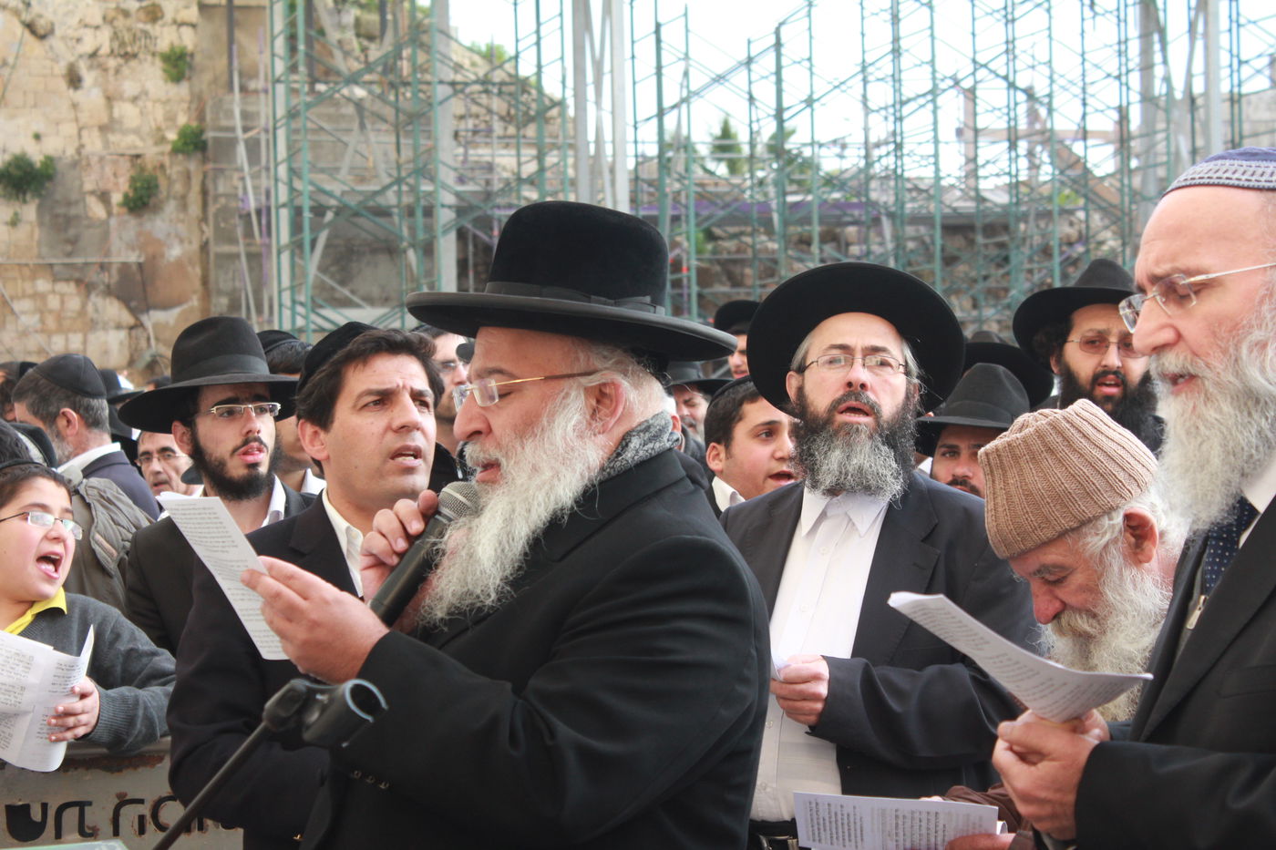 צפו: תפילה לרפואת הרב יוסף