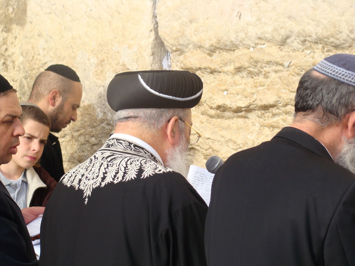 צפו: תפילה לרפואת הרב יוסף