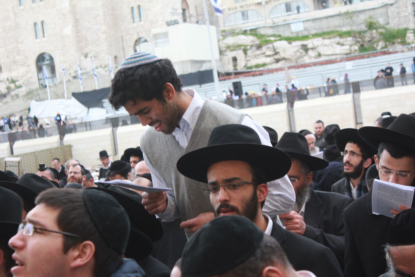 צפו: תפילה לרפואת הרב יוסף