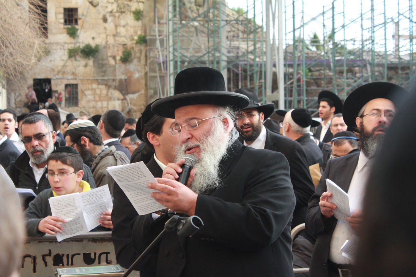 צפו: תפילה לרפואת הרב יוסף