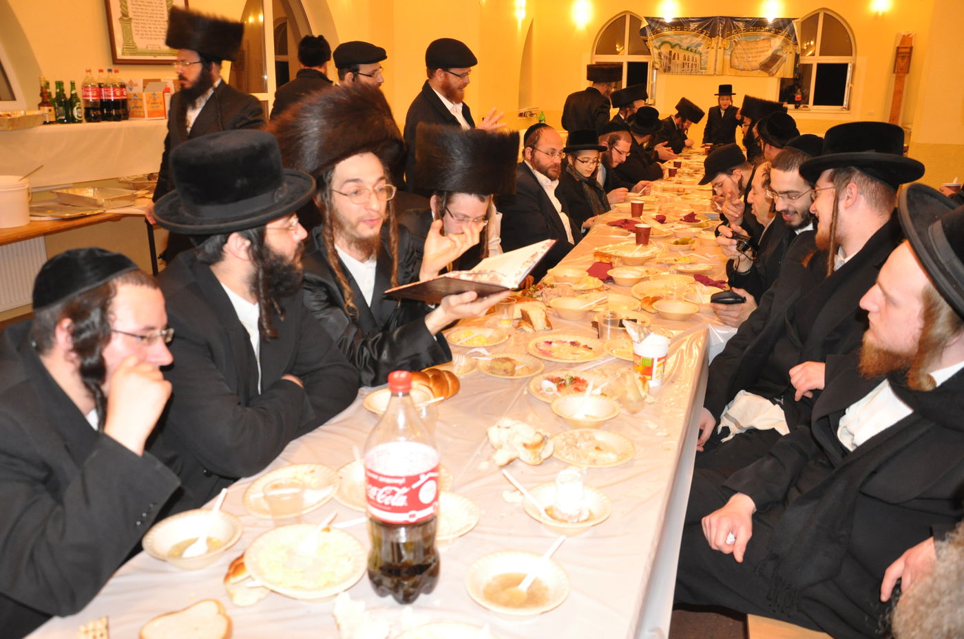 האדמו"ר מנדבורנה במסע לקברי אבות החסידות באירופה • תיעוד