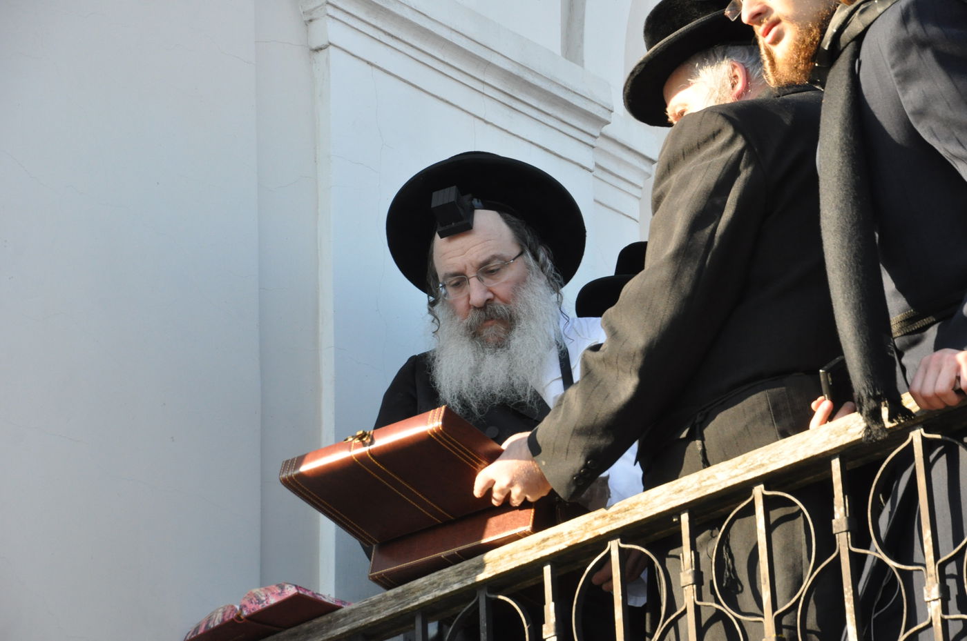 האדמו"ר מנדבורנה במסע לקברי אבות החסידות באירופה • תיעוד