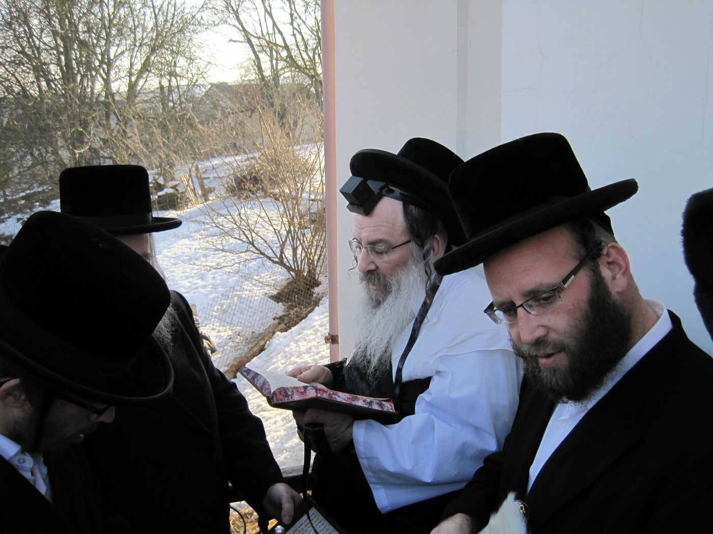 האדמו"ר מנדבורנה במסע לקברי אבות החסידות באירופה • תיעוד