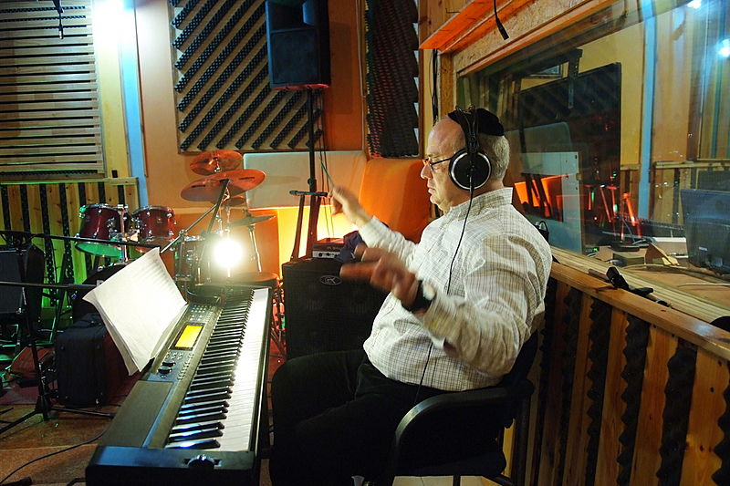 מלהיב: משה לאופר מנגן חב"ד 2