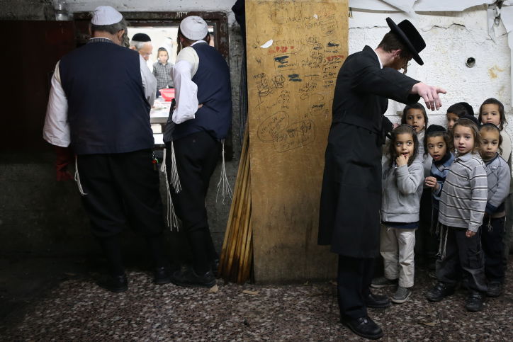 צפו: אפיית מצות, שלב אחר שלב