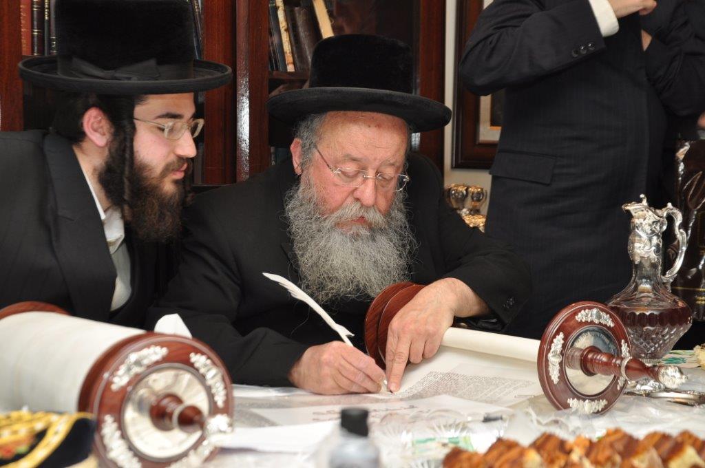 גלריה: הכנסת ספר תורה בויז'ניץ