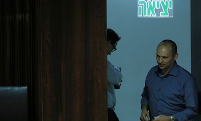 "כוורת" במשטרה. בנט