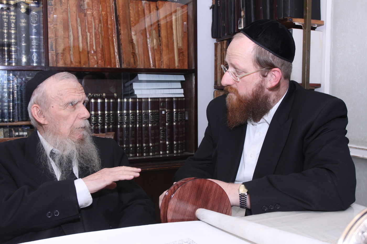 צפו: גדולי ישראל כותבים אות בספר התורה לע"נ הרב יונגרמן