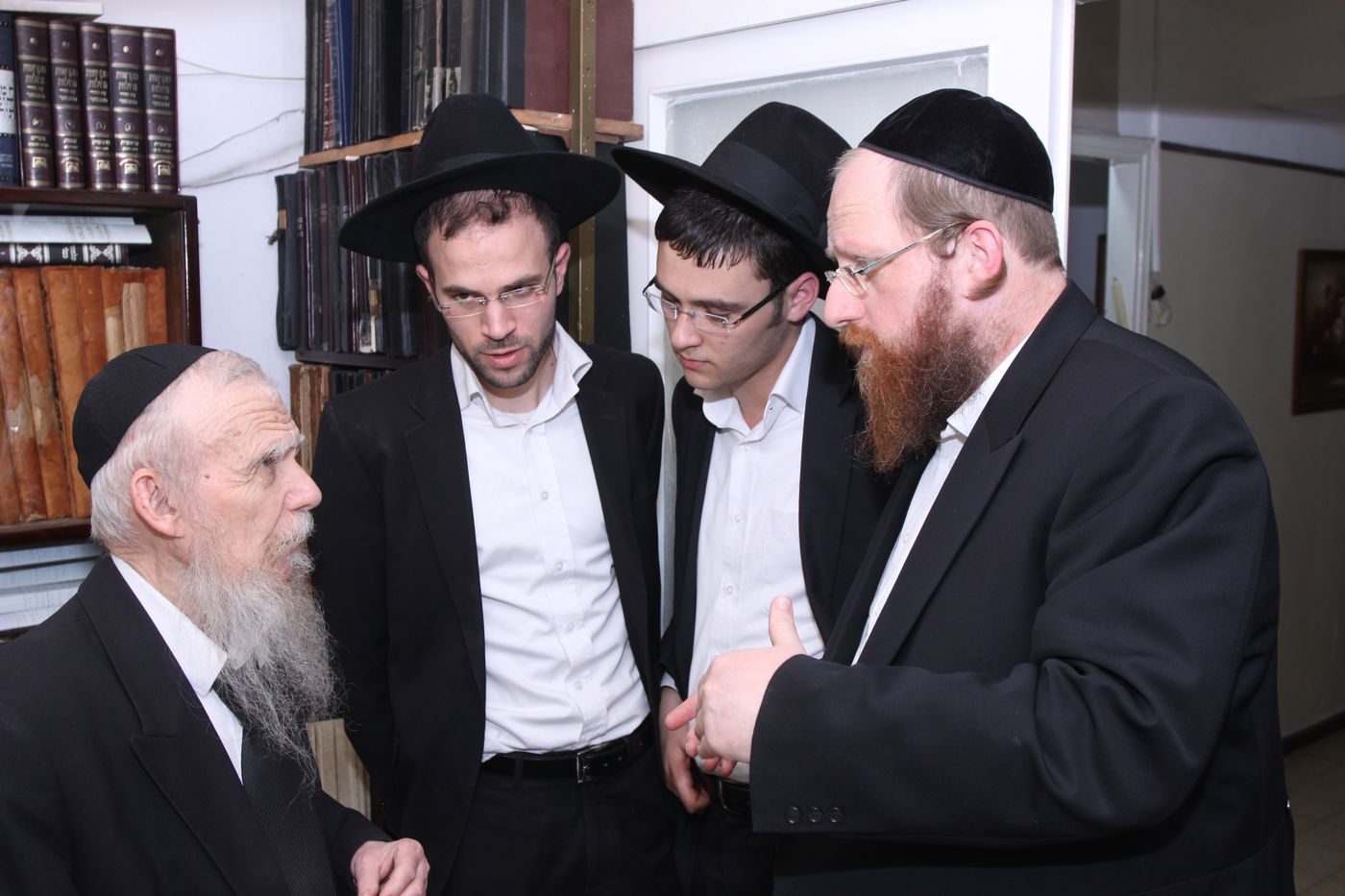 צפו: גדולי ישראל כותבים אות בספר התורה לע"נ הרב יונגרמן