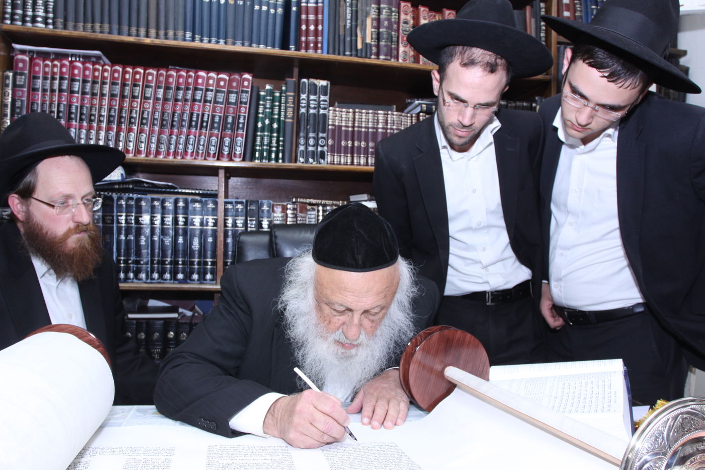 צפו: גדולי ישראל כותבים אות בספר התורה לע"נ הרב יונגרמן