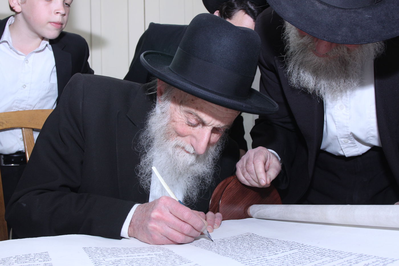 צפו: גדולי ישראל כותבים אות בספר התורה לע"נ הרב יונגרמן