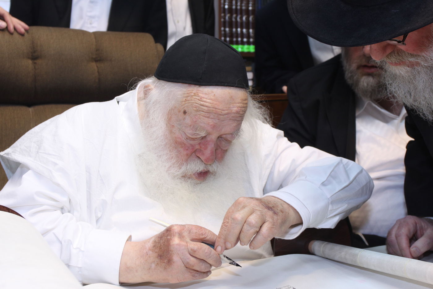 צפו: גדולי ישראל כותבים אות בספר התורה לע"נ הרב יונגרמן